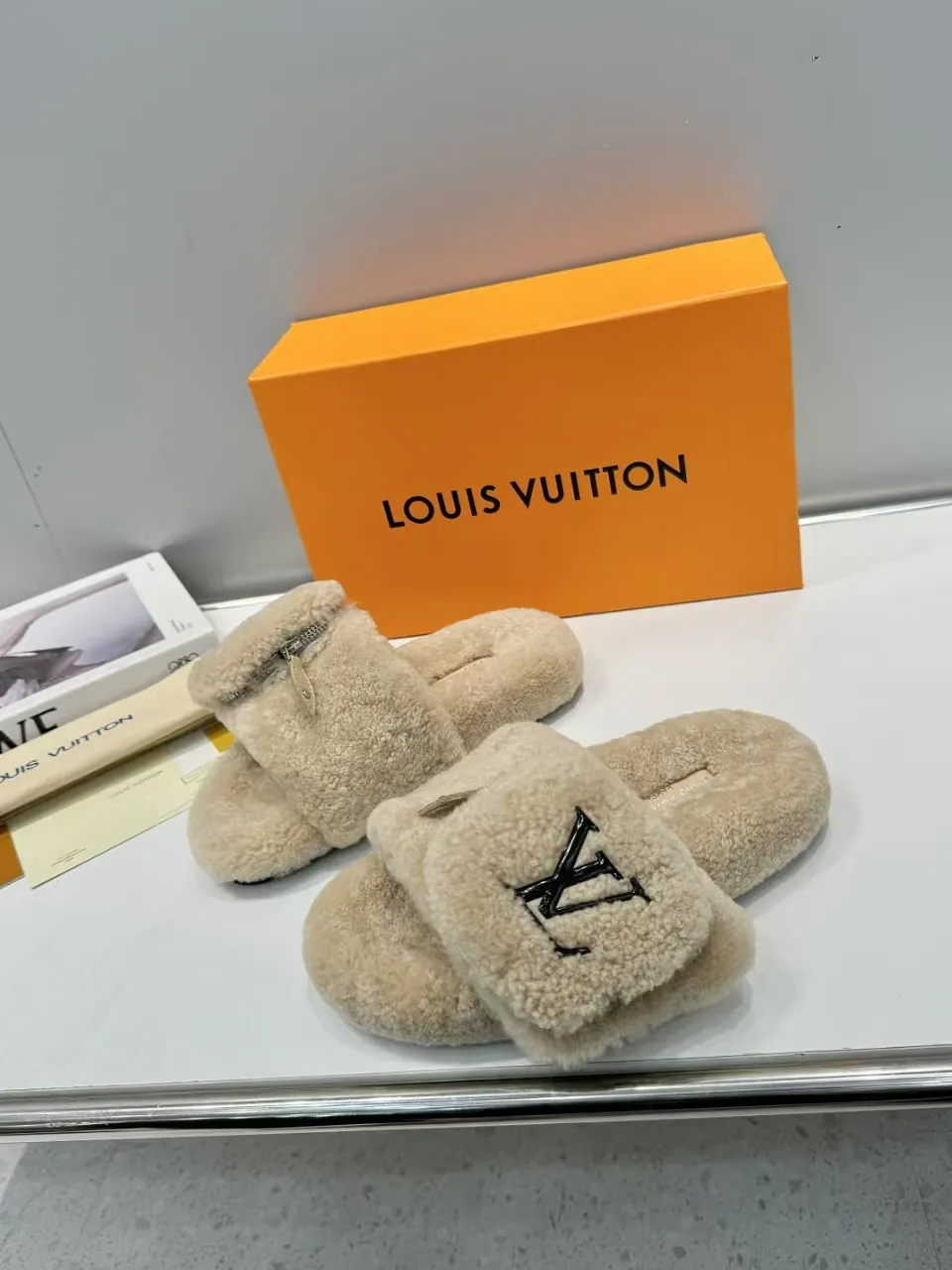 👟👟Ex-factory price 500👟👟 Popular style [LV mop] official website synchronization: counter quality! My family only makes all-genuine lamb 🐑 wool. A giant trendy fall and winter thick-soled fur flip flop. The super comfortable and luxurious wool texture makes your feet more beautiful, confident and comfortable. It is very suitable for home and outdoor use. 1: Fabric: Genuine leather lamb 🐑 wool 2: Lining: Genuine leather lamb 🐑 wool 3: Foot pads: Genuine leather lamb 🐑 wool 4: Outsole: Wear-resistant and non-slip rubber outsole 5: Number of yards: 35-41 yards [Note: 41 customized]